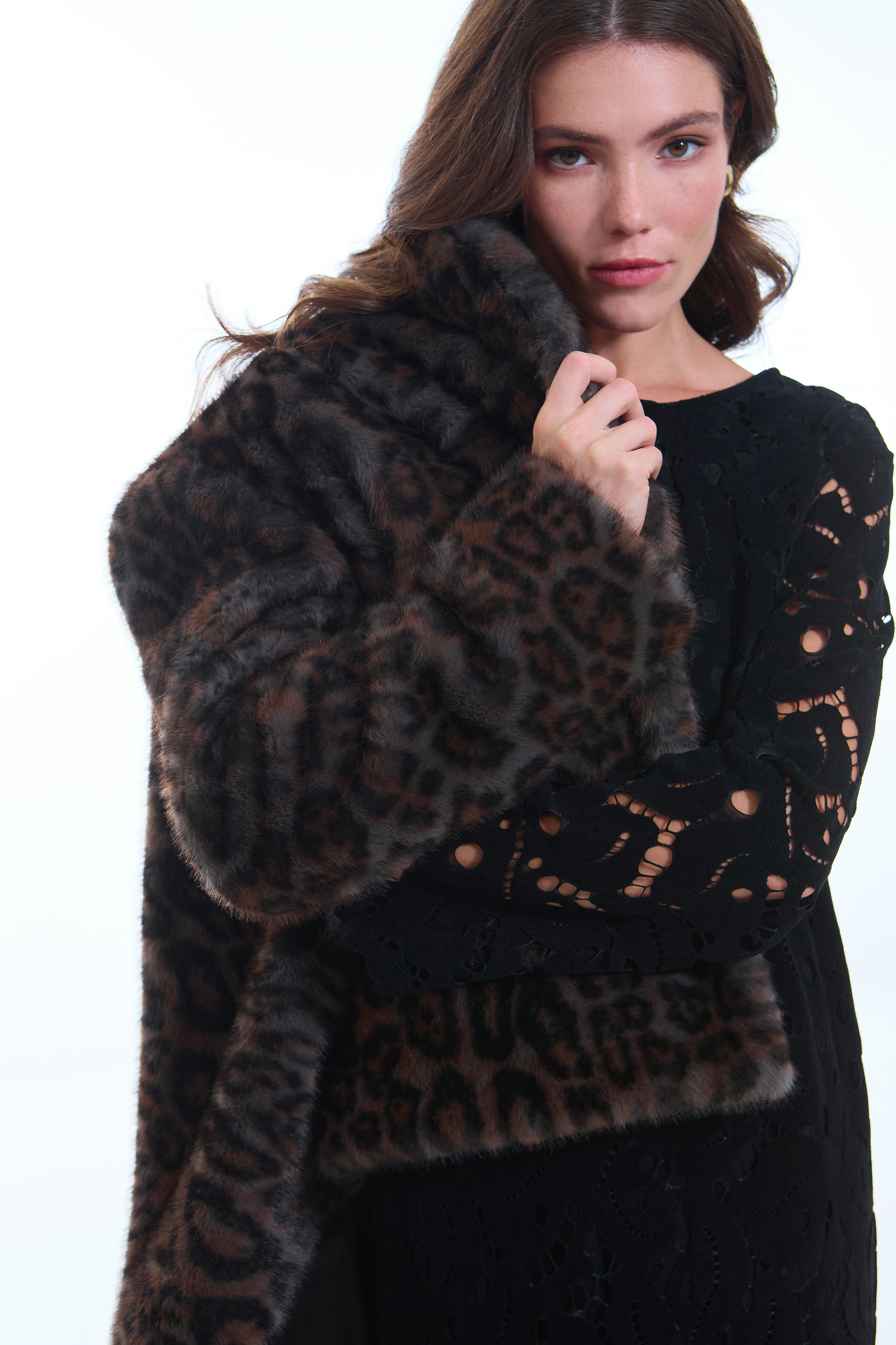 ПАЛЬТО ЖЕНСКОЕ ИЗ ИСКУССТВЕННОГО МЕХА 9-1647