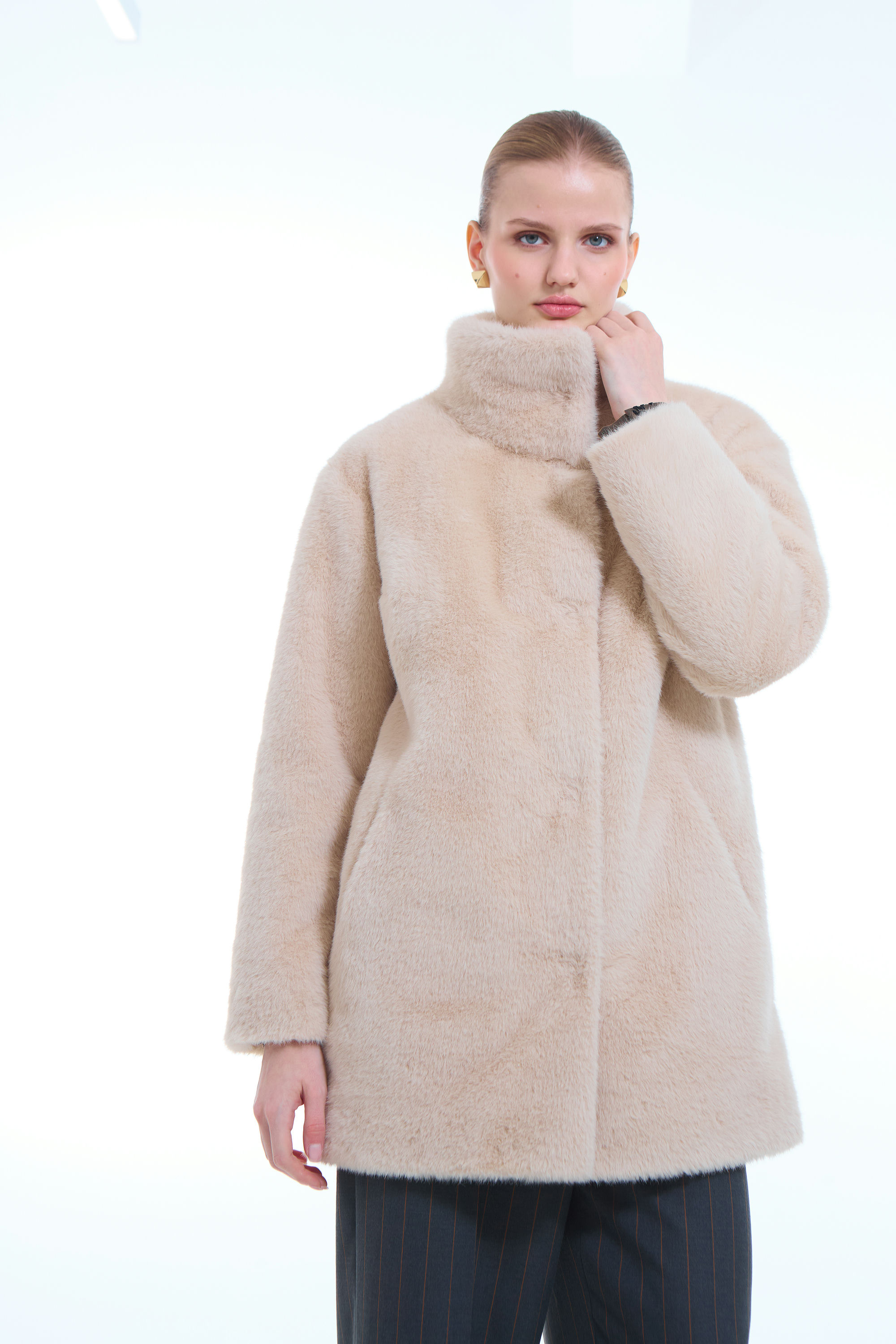 ПАЛЬТО ЖЕНСКОЕ ИЗ ИСКУССТВЕННОГО МЕХА 9-1595