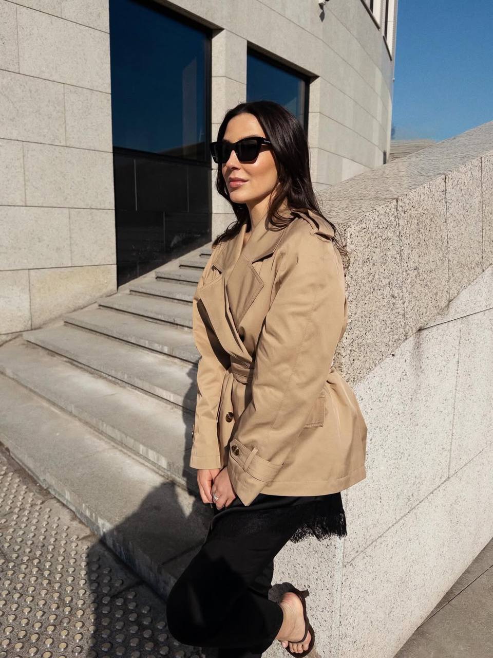 Весенний look с Elema: блузка с кружевом и укороченный плащ