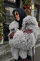 ПАЛЬТО ЖЕНСКОЕ ИЗ ИСКУССТВЕННОГО МЕХА 9-2496. Фото 2.