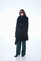 ПАЛЬТО ЖЕНСКОЕ ИЗ ИСКУССТВЕННОГО МЕХА 9-1980. Фото 4.