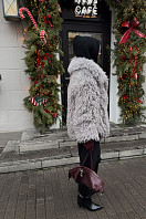 ПАЛЬТО ЖЕНСКОЕ ИЗ ИСКУССТВЕННОГО МЕХА 9-2496. Фото 5.