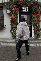 ПАЛЬТО ЖЕНСКОЕ ИЗ ИСКУССТВЕННОГО МЕХА 9-2496. Фото 7.